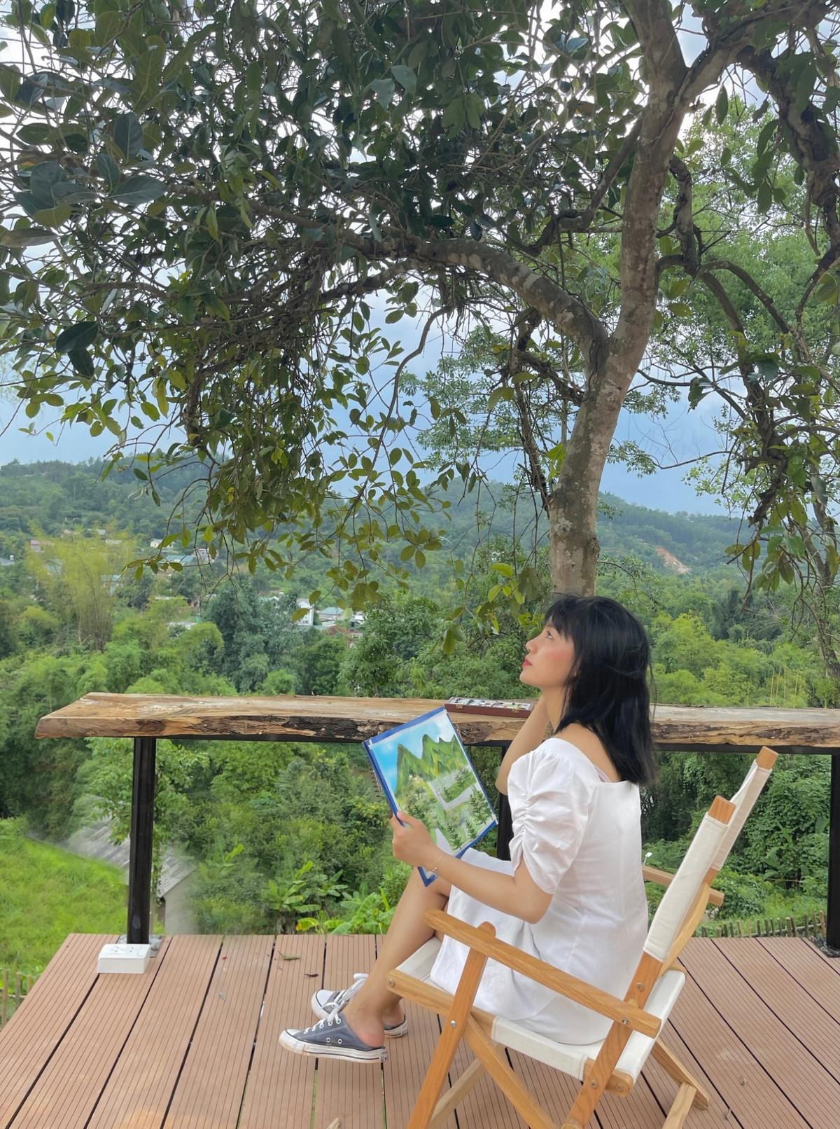 Co gai ve que dung ngoi nha go cheo leo ben suon nui dep me hon-Hinh-2