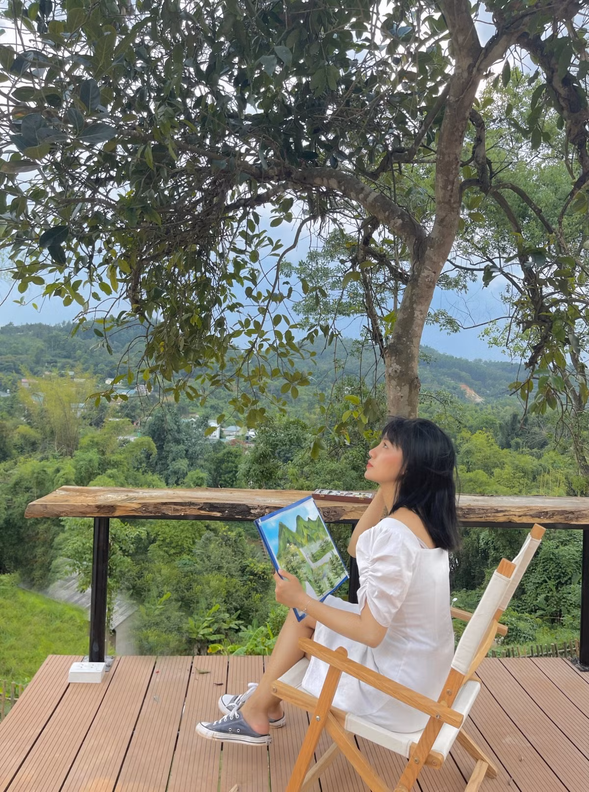 Co gai ve que dung ngoi nha go cheo leo ben suon nui dep me hon-Hinh-2