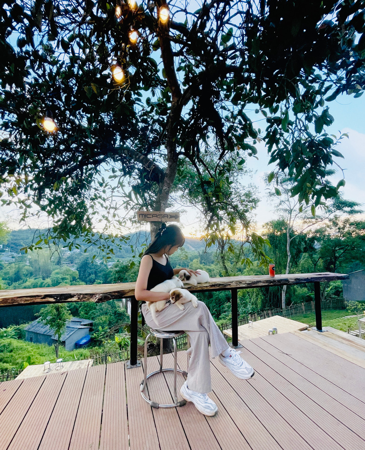 Co gai ve que dung ngoi nha go cheo leo ben suon nui dep me hon-Hinh-26