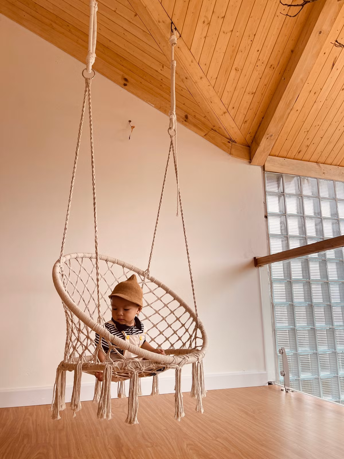 Co gai ve que dung ngoi nha go cheo leo ben suon nui dep me hon-Hinh-16