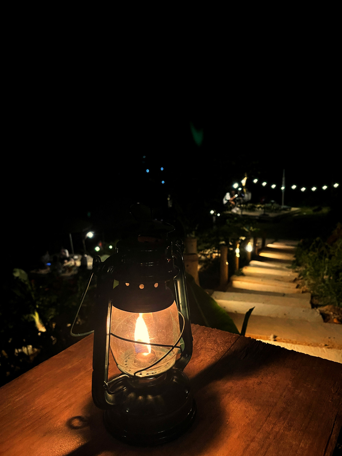 Co gai ve que dung ngoi nha go cheo leo ben suon nui dep me hon-Hinh-23