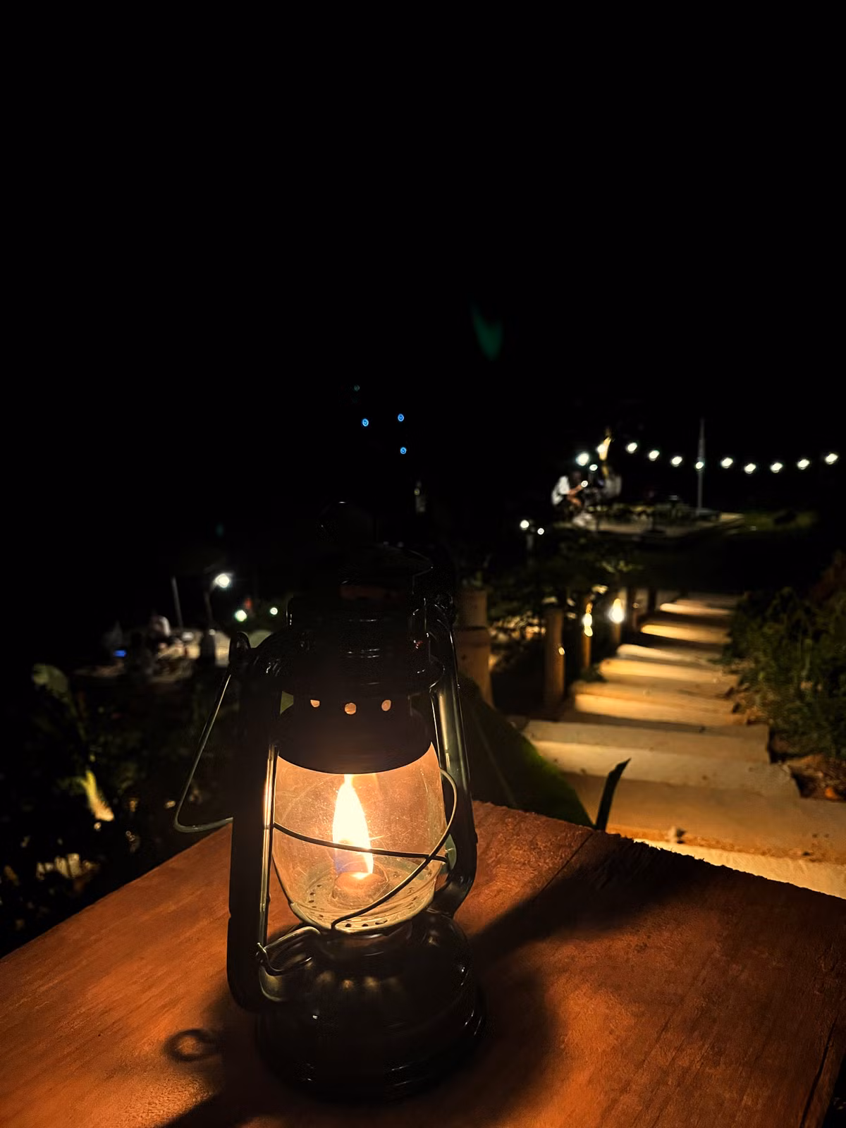 Co gai ve que dung ngoi nha go cheo leo ben suon nui dep me hon-Hinh-23