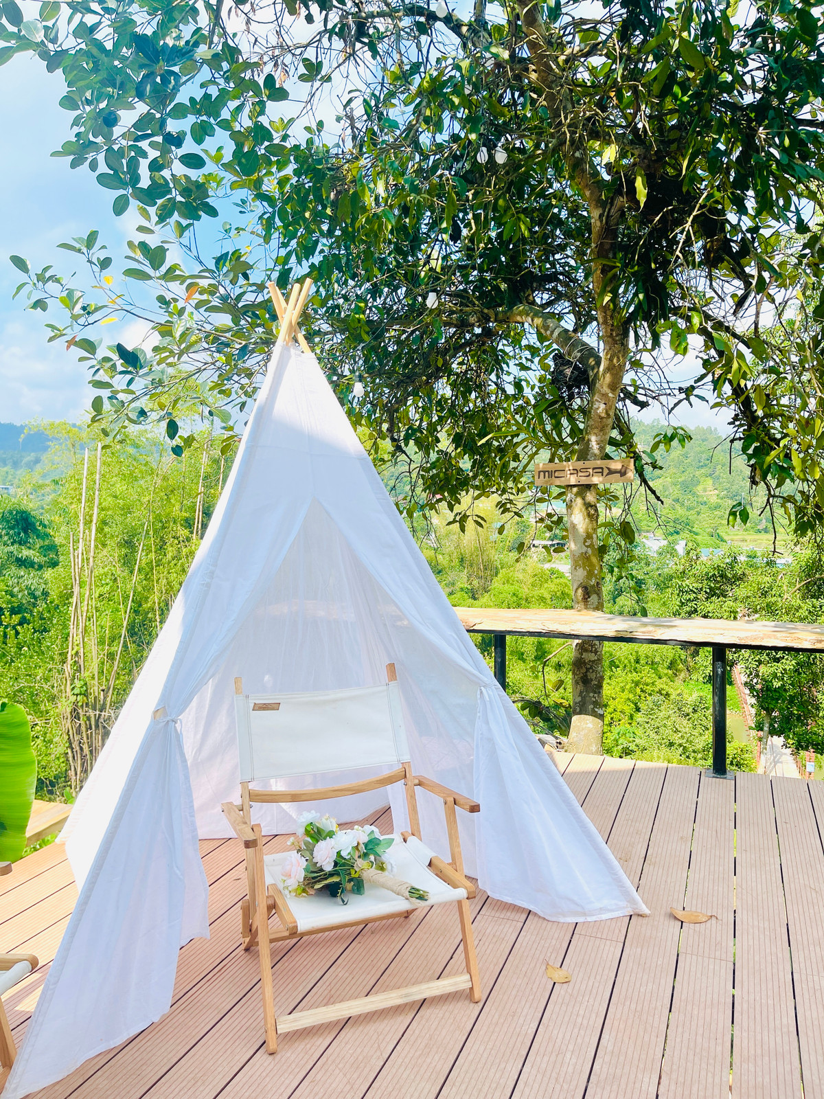 Co gai ve que dung ngoi nha go cheo leo ben suon nui dep me hon-Hinh-4