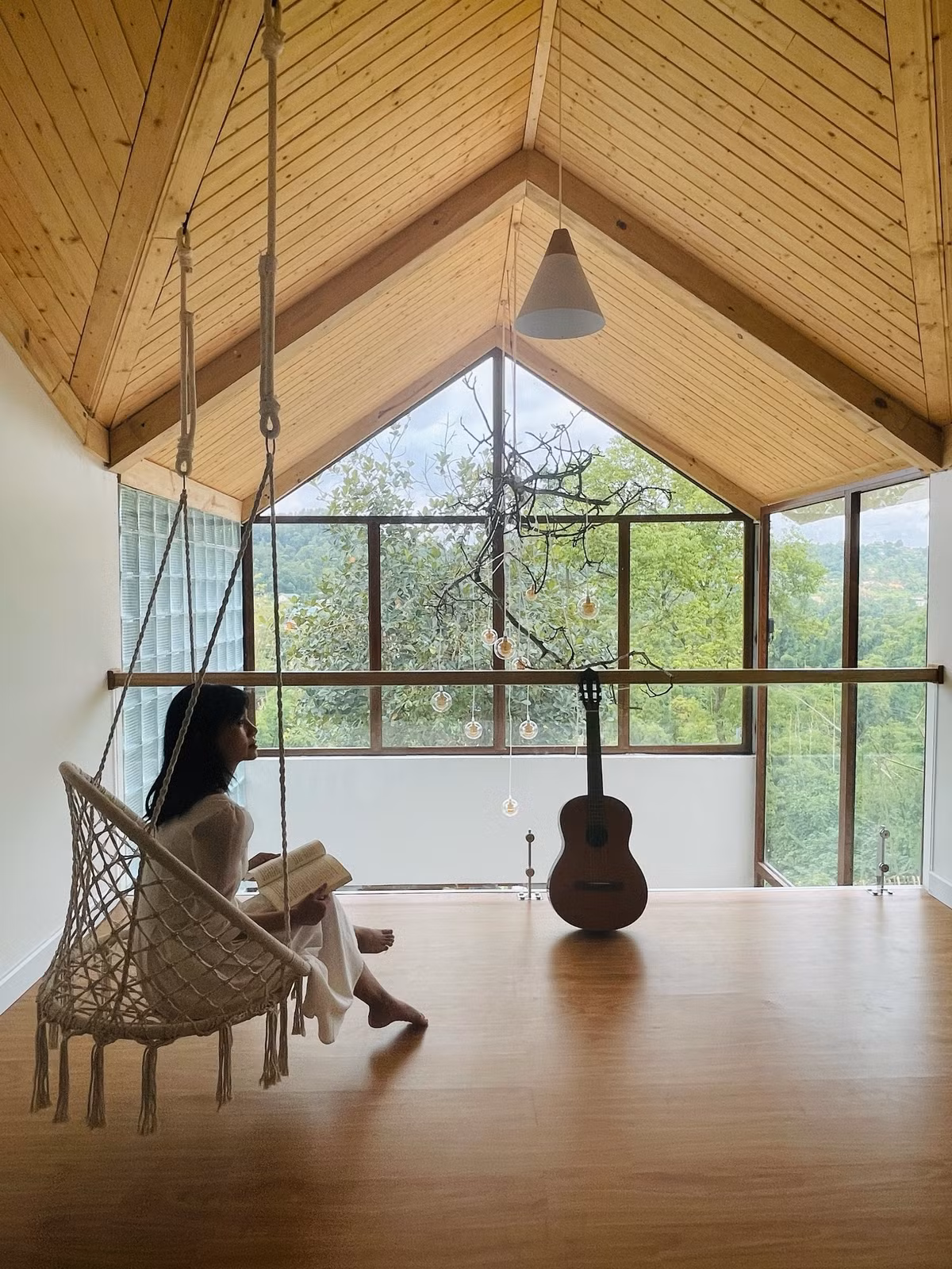 Co gai ve que dung ngoi nha go cheo leo ben suon nui dep me hon-Hinh-15