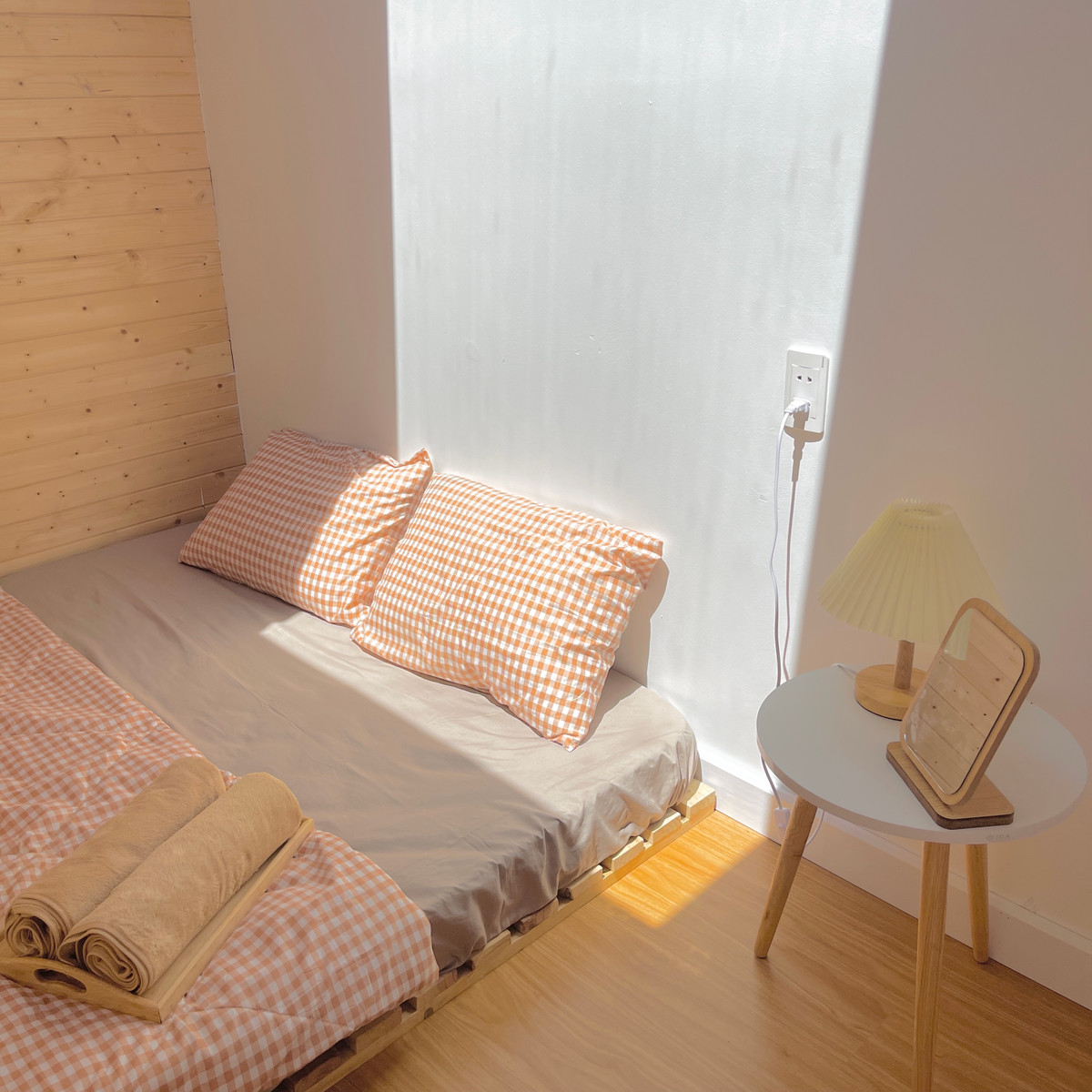 Co gai ve que dung ngoi nha go cheo leo ben suon nui dep me hon-Hinh-6