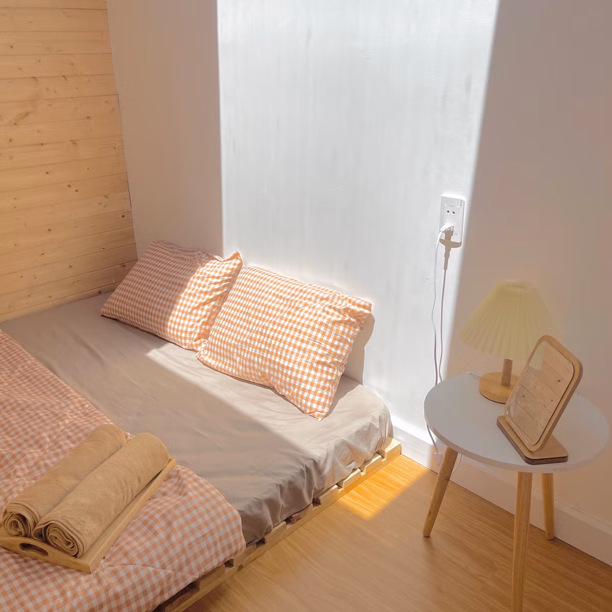 Co gai ve que dung ngoi nha go cheo leo ben suon nui dep me hon-Hinh-6