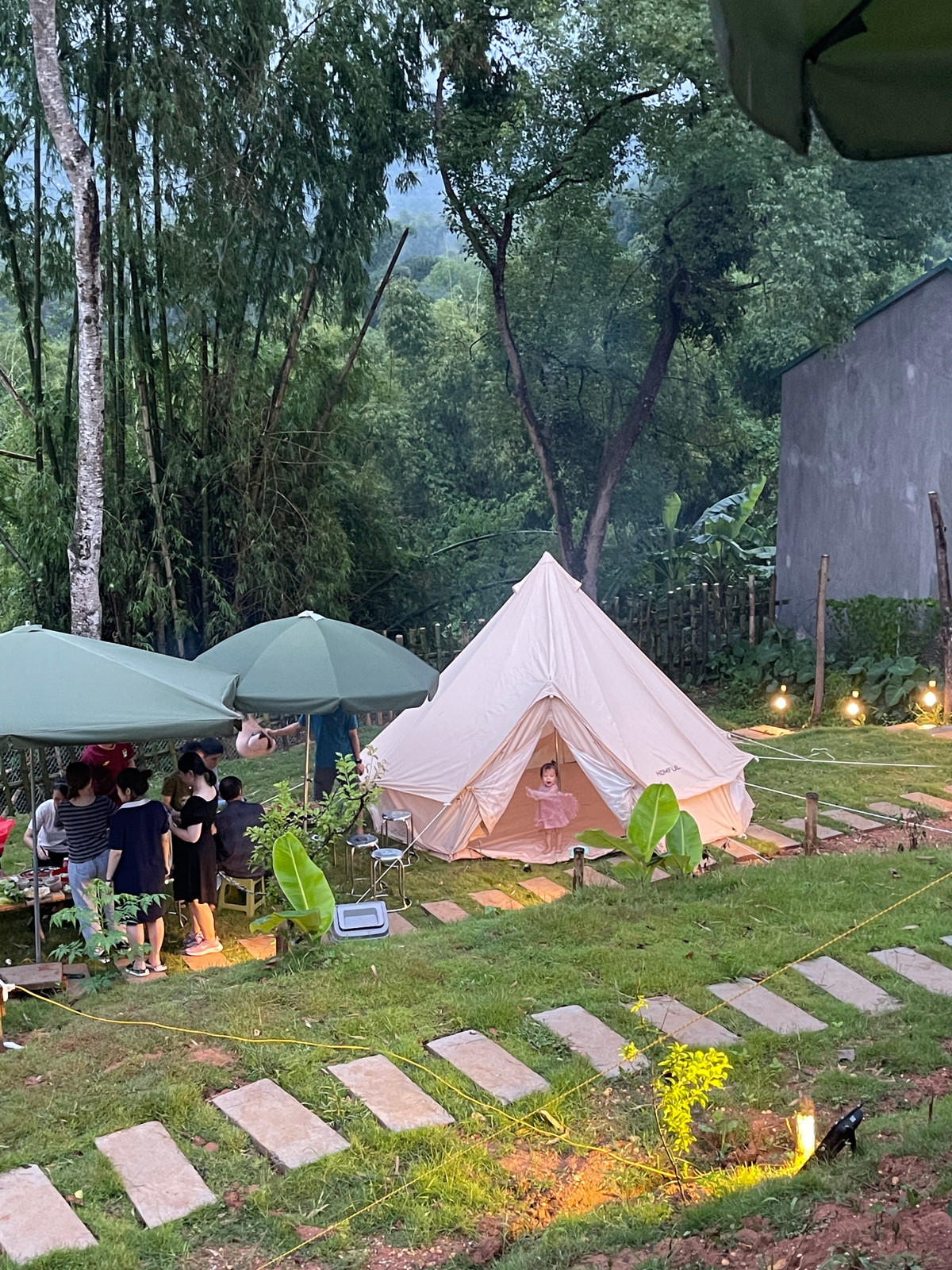 Co gai ve que dung ngoi nha go cheo leo ben suon nui dep me hon-Hinh-3