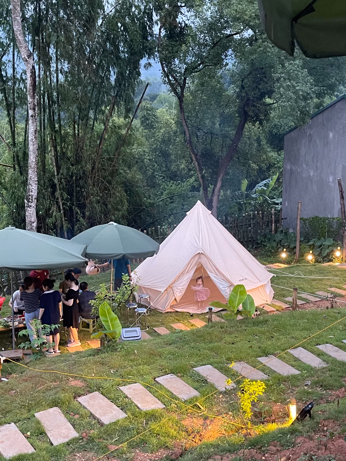 Co gai ve que dung ngoi nha go cheo leo ben suon nui dep me hon-Hinh-3