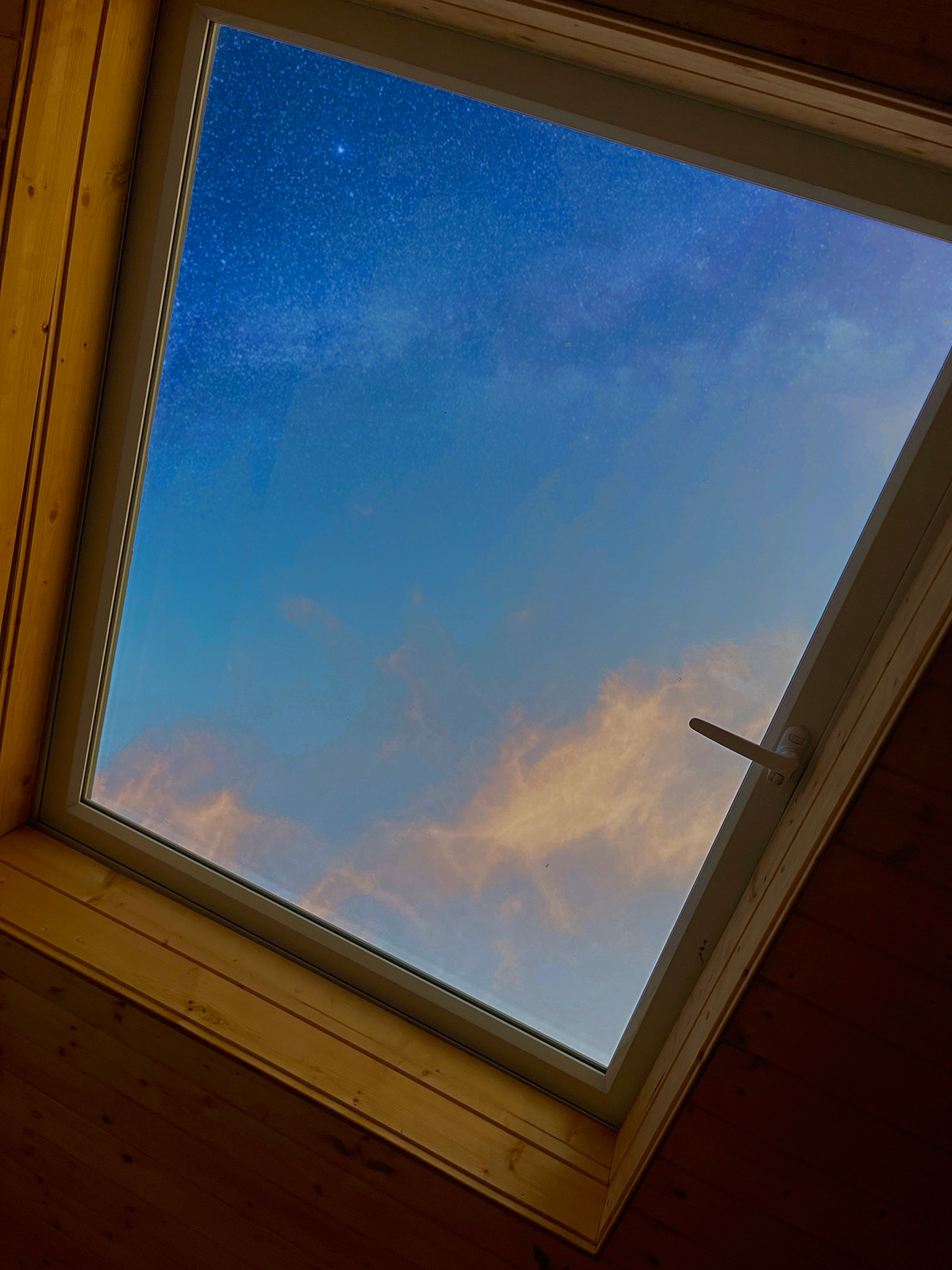 Co gai ve que dung ngoi nha go cheo leo ben suon nui dep me hon-Hinh-8