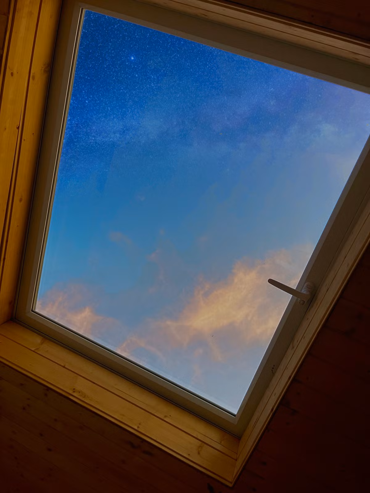 Co gai ve que dung ngoi nha go cheo leo ben suon nui dep me hon-Hinh-8