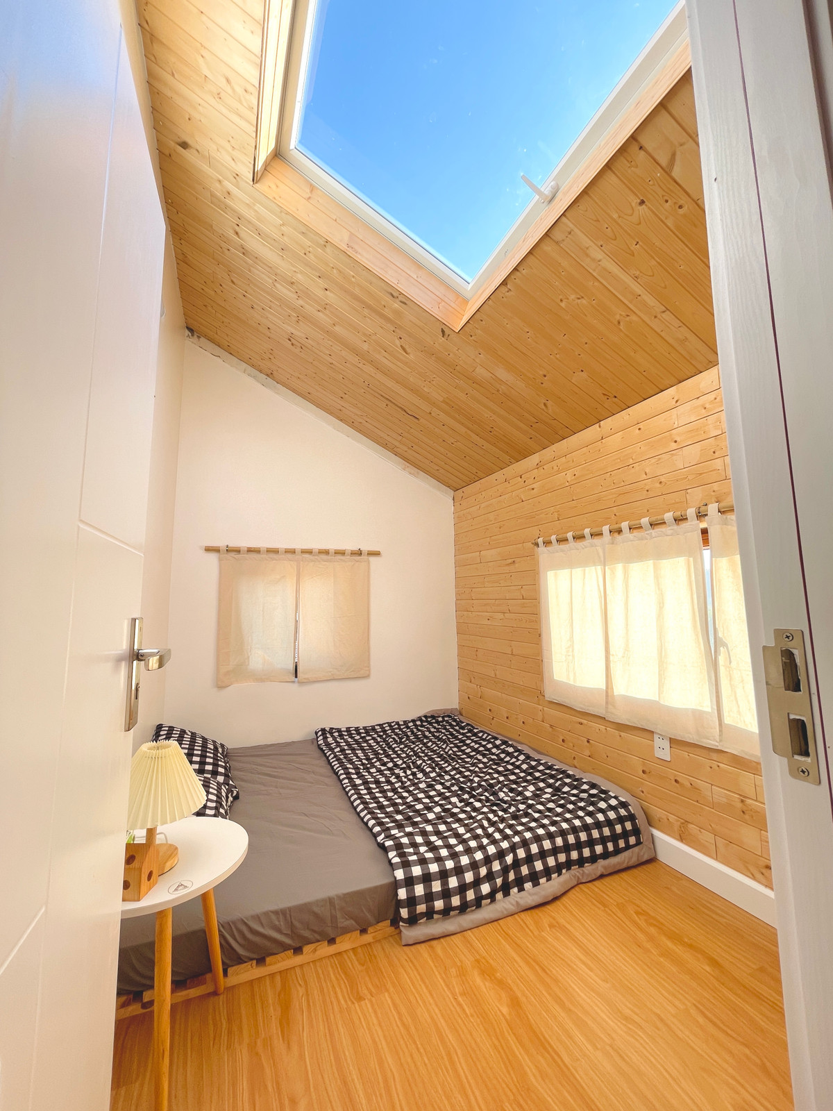 Co gai ve que dung ngoi nha go cheo leo ben suon nui dep me hon-Hinh-18