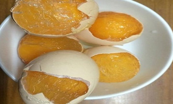 Trung ga gia lam tu cao su gay xon xao Tiktok: Chuyen gia noi gi?