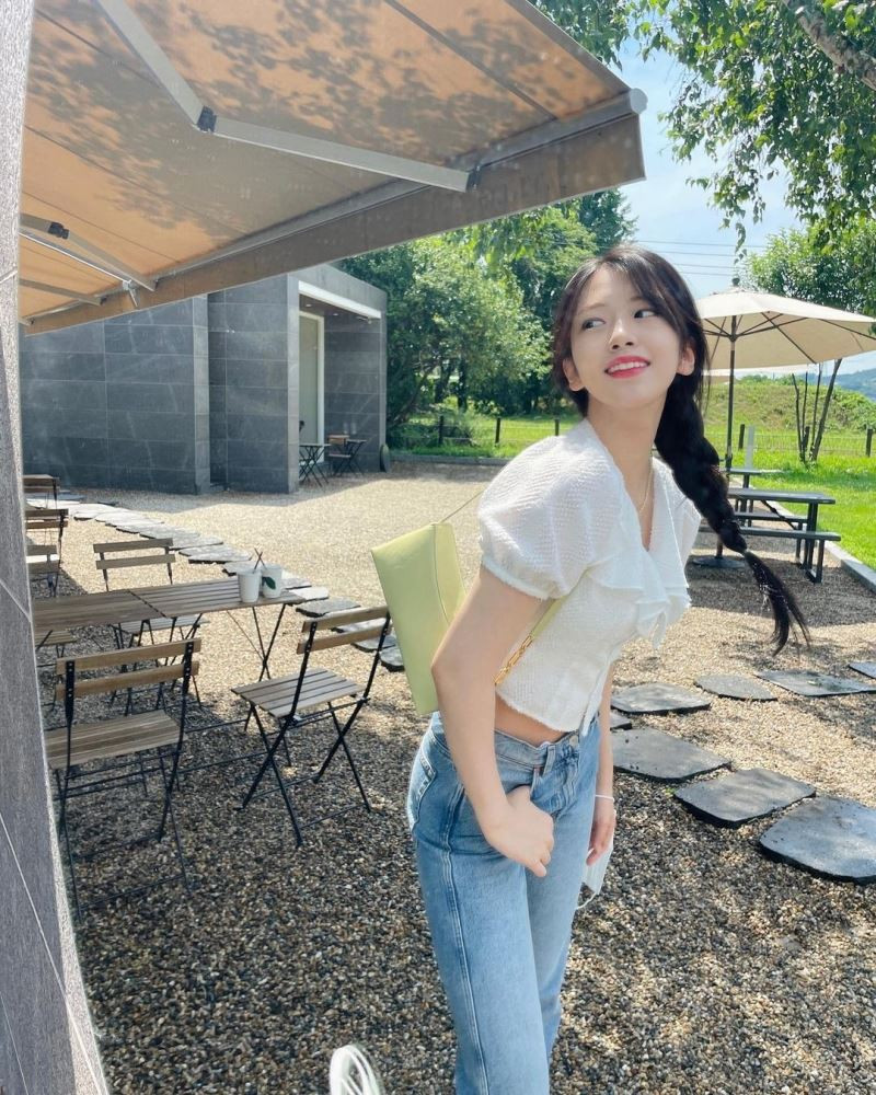 Combo áo blouse ôm dáng đi cùng quần jeans cạp cao đã tôn lên triệt để vòng eo thon gọn của Yujin.