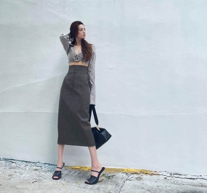 Nana lại rất hay 'thử thách' chính mình với những items khó phối khó mặc, đơn cử là kiểu chân váy dài qua đầu gối thế này đây.