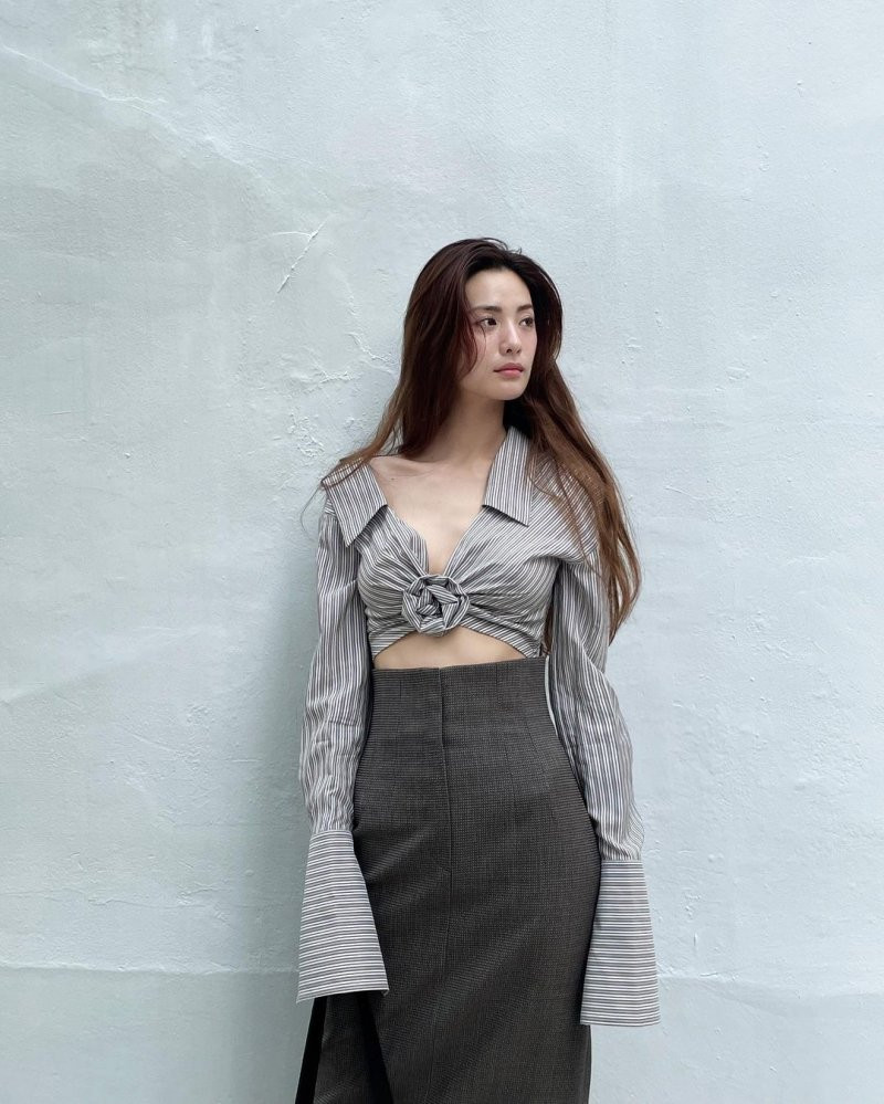 Và thay vì chọn chiếc áo đơn giản để 'nhẹ việc', Nana mix luôn thiết kế blouse với bông hoa làm điểm nhấn khoe ngực tròn đầy, nhìn 'sang xịn mịn' hết nấc.