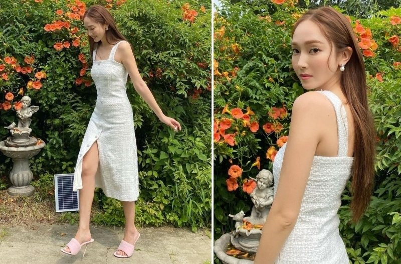 Diện chiếc váy với chất liệu tweed có phần hơi nặng nề nên Jessica đã khéo léo chọn đôi mules quai ngang nhẹ nhành