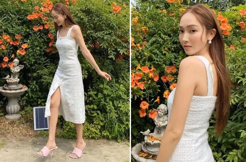 Diện chiếc váy với chất liệu tweed có phần hơi nặng nề nên Jessica đã khéo léo chọn đôi mules quai ngang nhẹ nhành