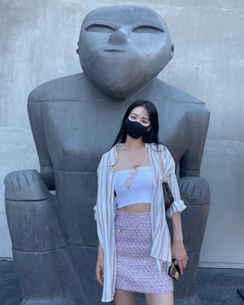 Với ai thích sự đơn giản thì màu sắc sáng là món đồ không thể thiếu. Outfit với crop-top hai dây cùng chân váy chữ A như Han Ye Seul sẽ là lựa chọn siêu 'xịn xò' cho các nàng nhân ngày xuống phố.