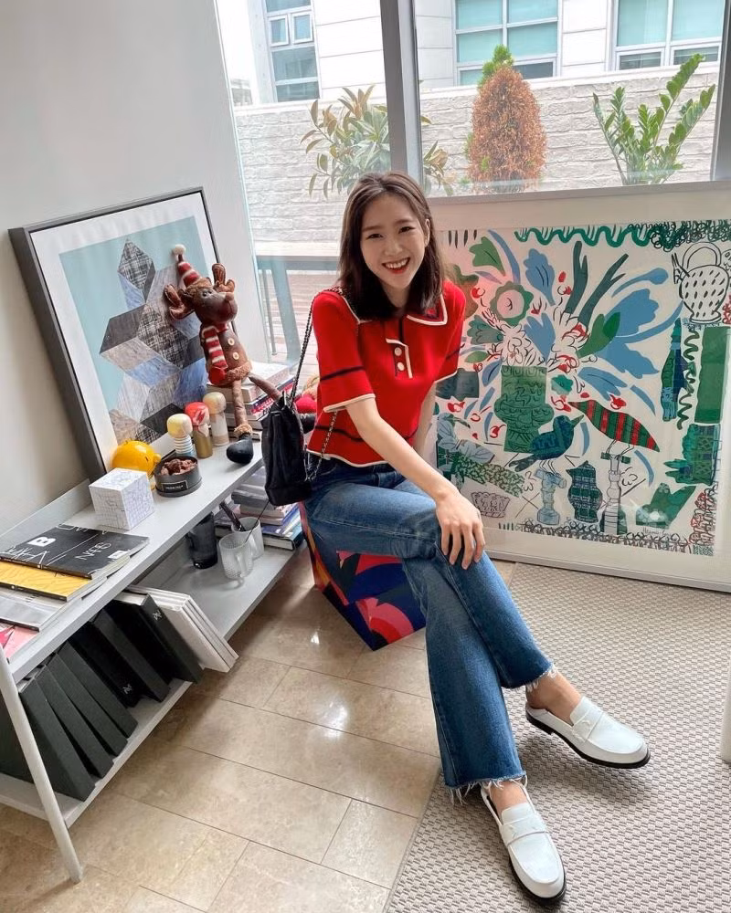 Cách phối của cô nàng với trang phục mang sắc màu này đơn giản nhưng vẫn đủ nổi bật, như trong set đồ này là áo thun cổ peterpan kèm quần ống loe nhẹ, thêm đôi oxford là chuẩn đẹp.