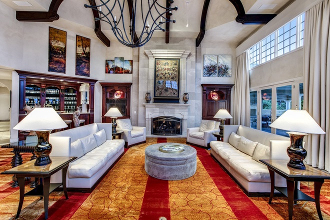 br/> Phòng khách rộng lớn, sang trọng, được trang hoàng với những nội thất cao cấp, thanh lịch. Ngôi nhà này có diện tích gần 4.200 m2 với 11 phòng ngủ và 24 phòng tắm.