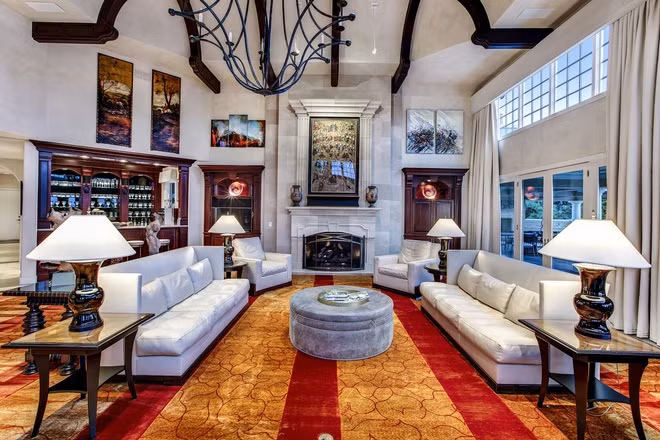 br/> Phòng khách rộng lớn, sang trọng, được trang hoàng với những nội thất cao cấp, thanh lịch. Ngôi nhà này có diện tích gần 4.200 m2 với 11 phòng ngủ và 24 phòng tắm.