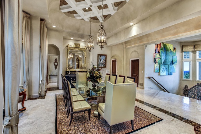 br/> Phòng ăn chính trang trọng, lộng lẫy, nổi bật với chiếc đèn chùm có thiết kế tinh xảo.