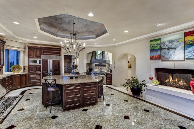 br/> Nhà bếp rộng rãi, thông thoáng, được trang bị đẩy đủ công cụ nấu nướng hiện đại. Chiếc lò sưởi độc đáo khiến không gian này thêm ấm cúng.