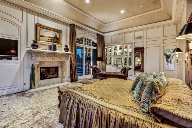 br/> Phòng ngủ chính nằm sát hiên nhà, được thiết kế trang nhã, ấm áp, và có điểm nhấn là một tấm thảm được làm từ lụa.