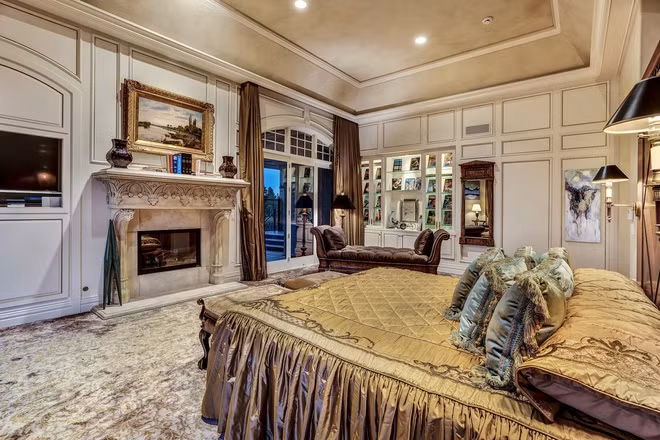 br/> Phòng ngủ chính nằm sát hiên nhà, được thiết kế trang nhã, ấm áp, và có điểm nhấn là một tấm thảm được làm từ lụa.