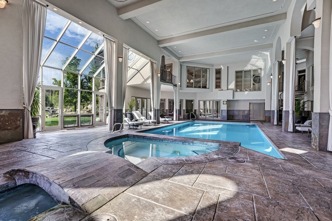 br/> Hồ bơi và bồn ngâm nước nóng trong nhà được tích hợp ở một không gian rộng lớn, tràn ngập ánh sáng tự nhiên.