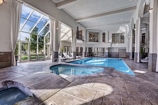 br/> Hồ bơi và bồn ngâm nước nóng trong nhà được tích hợp ở một không gian rộng lớn, tràn ngập ánh sáng tự nhiên.