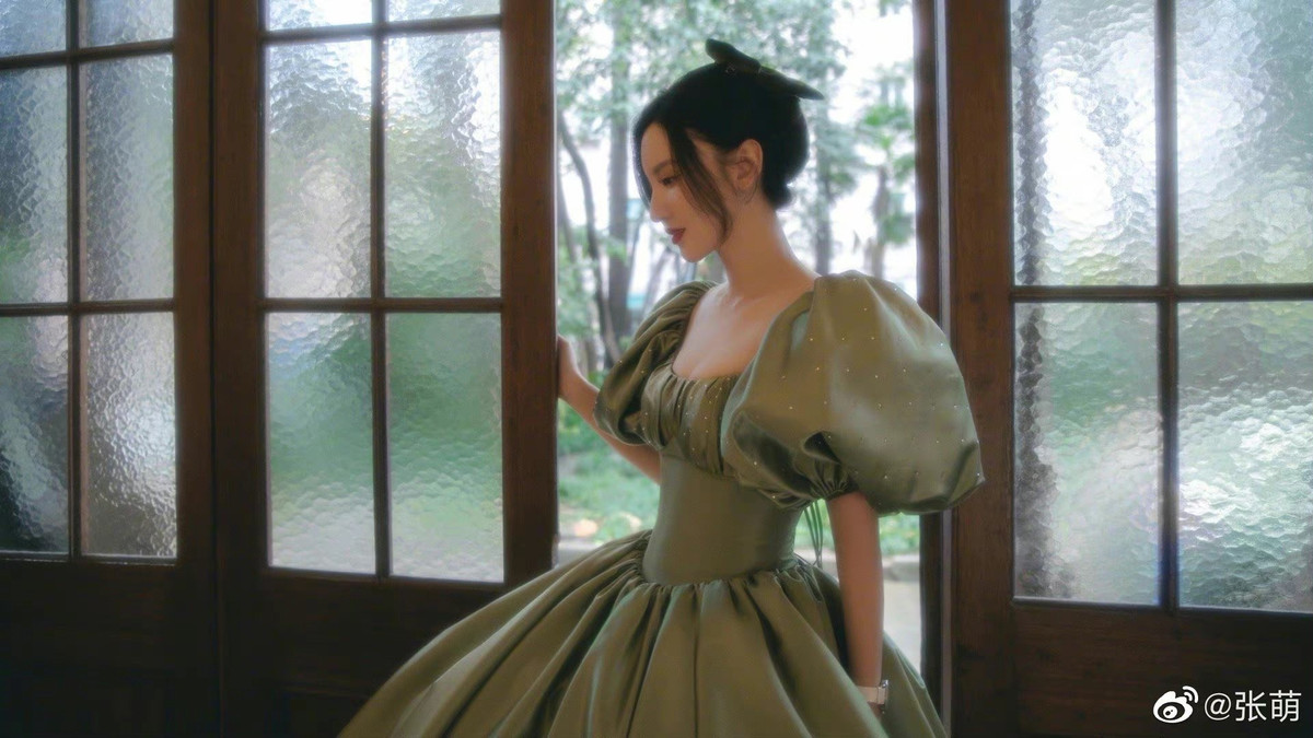 Sao Hoa Ngu nhap vien chi vi trang phuc qua bo