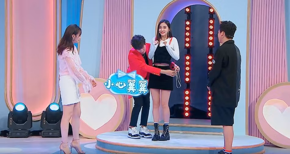 Sao Hoa Ngu nhap vien chi vi trang phuc qua bo-Hinh-4