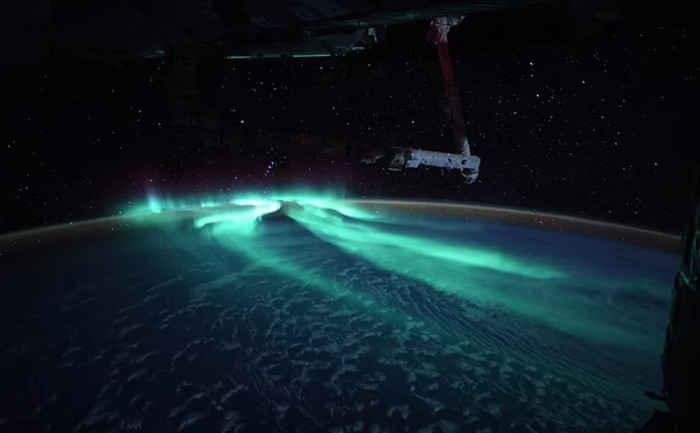 Cuc quang duoi anh trang tron dep ngo ngang khi nhin tu Tram Vu tru-Hinh-3