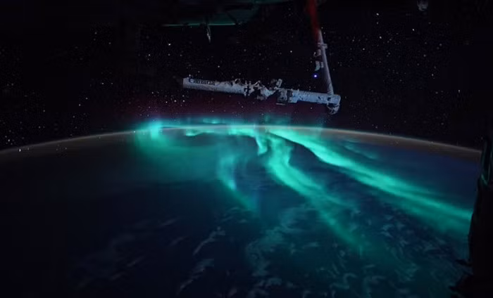 Cuc quang duoi anh trang tron dep ngo ngang khi nhin tu Tram Vu tru-Hinh-2