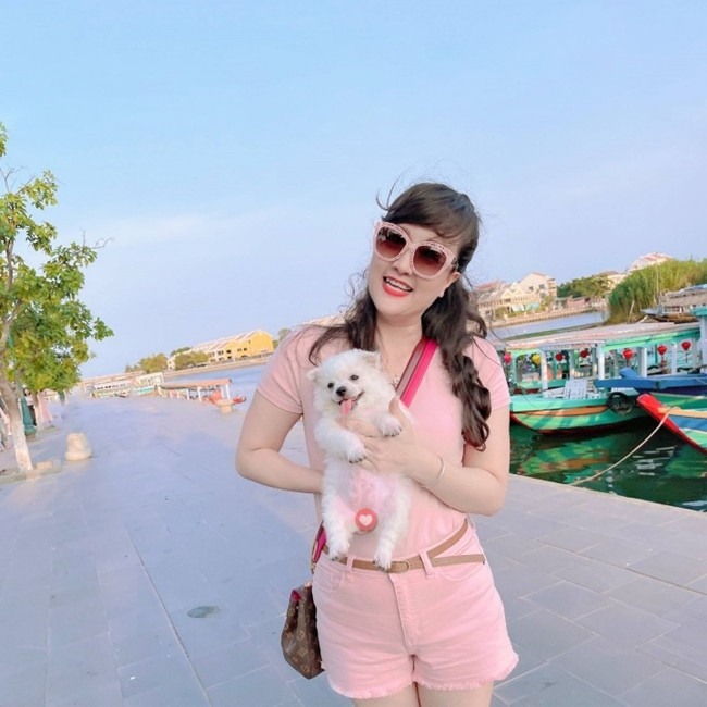 Vân Dung xì tin xuống phố với nguyên một set hồng gồm áo phông, quần shorts và cả cặp kính hồng ngọt ngào.