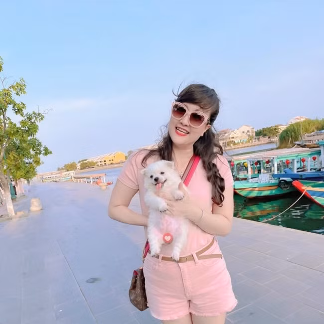 Vân Dung xì tin xuống phố với nguyên một set hồng gồm áo phông, quần shorts và cả cặp kính hồng ngọt ngào.