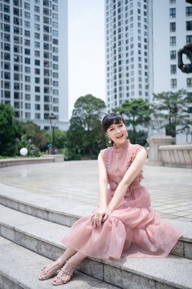 br/> Nữ nghệ sĩ của “Gặp nhau cuối năm” như trẻ ra mười tuổi khi diện váy hồng thanh lịch. Đây cũng là một trong những chiếc váy cầu kỳ nhất của Vân Dung, với phần thân trên xếp ly nhiều lớp và đắp vải theo hình dáng gương mặt, thân dưới là thiết kế nhiều tầng gắn nơ to bản. Cô phối cùng sandals đồng màu để hoàn thiệt outfit của mình.