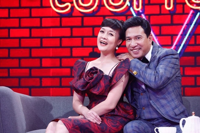 br/> Những mẫu váy hoa cũng là item yêu thích của Vân Dung. Nữ nghệ sĩ sinh năm 1975 khoe vóc dáng mảnh mai và làn da trắng trong chiếc váy hoa hồng môn. Kiểu tóc bối cao kết hợp với dáng váy cổ thuyền giúp Vân Dung toát lên vẻ đẹp thanh thoát.