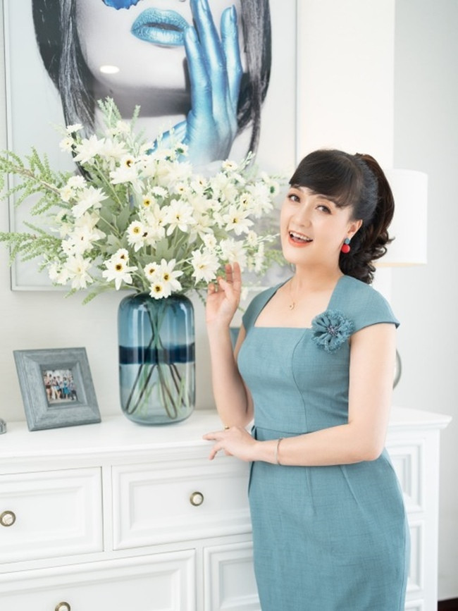 br/> Biến hóa mới mẻ với item váy trơn màu quen thuộc, Vân Dung thu hút ánh nhìn của người đối diện với mẫu váy xanh cổ vuông đính hoa, đơn giản nhưng không kém phần sang trọng. Cô chọn bông tai màu xanh – đỏ tạo điểm nhấn cho tổng thể trang phục thêm hài hòa, bắt mắt.