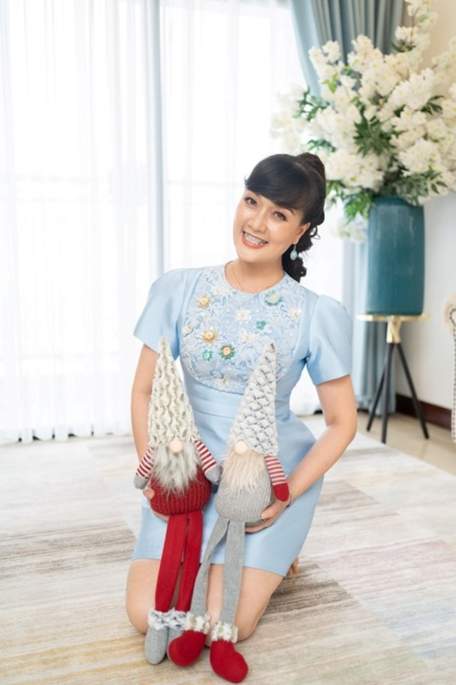 Vân Dung trang nhã trong chiếc váy taffeta màu xanh nhạt với phần thêu hoa trước ngực là điểm nhấn. Cô chọn phối cùng bông tai màu xanh ngọc giúp tổng thể thêm hài hòa.