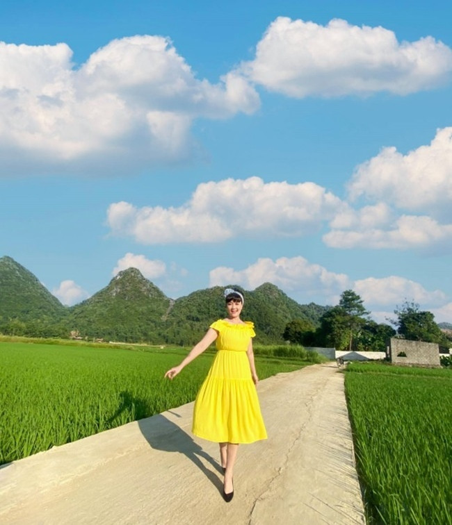 br/> Hóa thân vào vai diễn, Vân Dung đẹp rạng rỡ trong chiếc váy màu vàng tươi khá “bánh bèo” có chất liệu mềm mại, với điểm nhấn là chi tiết cổ nhún.