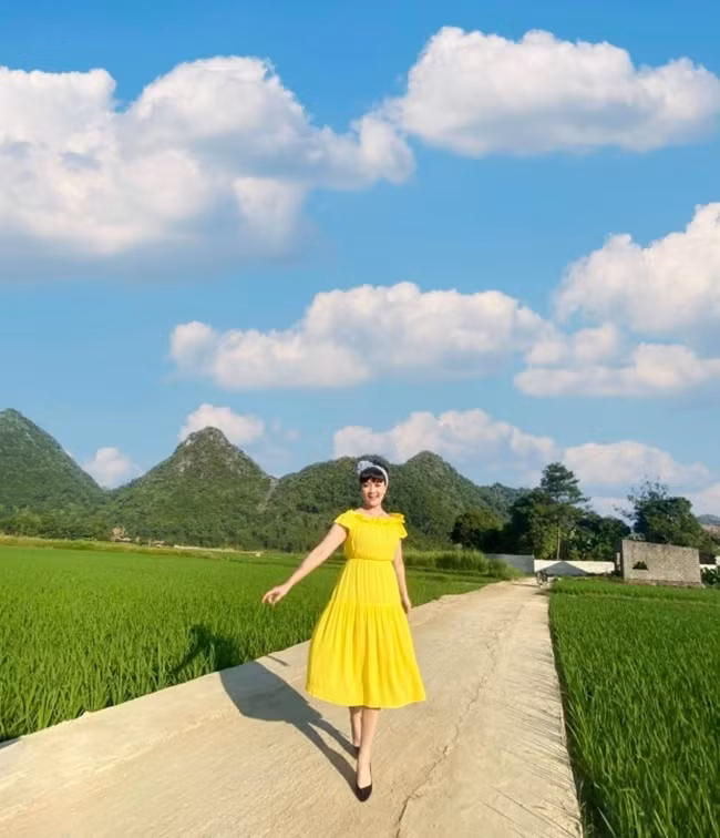 br/> Hóa thân vào vai diễn, Vân Dung đẹp rạng rỡ trong chiếc váy màu vàng tươi khá “bánh bèo” có chất liệu mềm mại, với điểm nhấn là chi tiết cổ nhún.