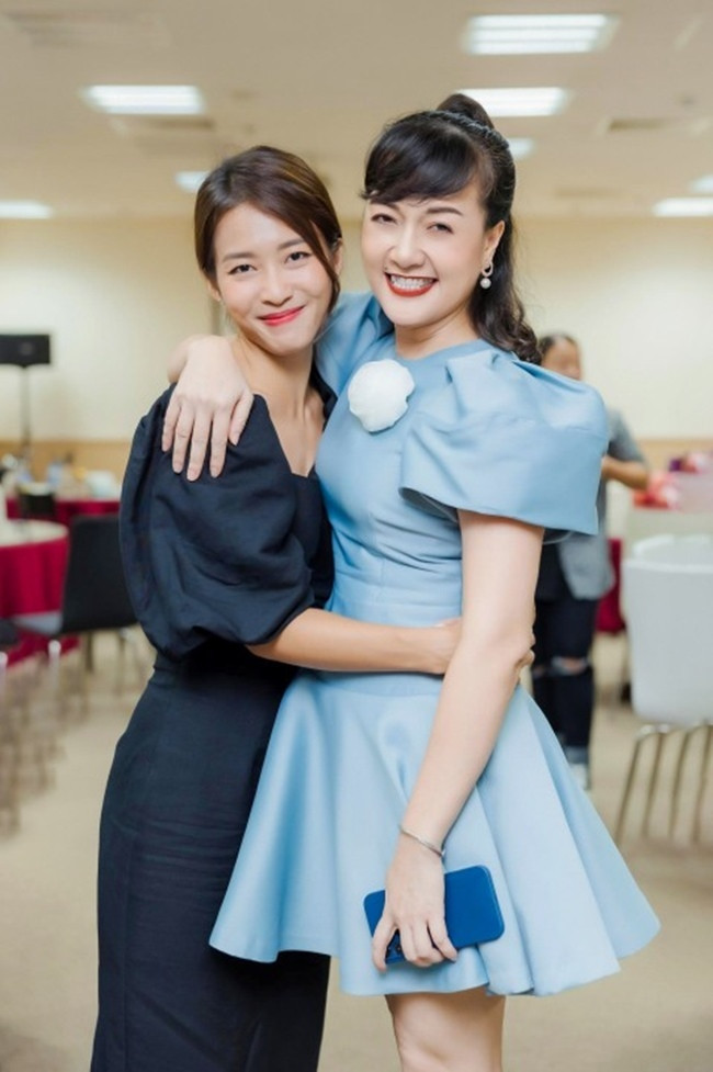 Xuất hiện bên cạnh Khả Ngân, vẻ tươi trẻ của Vân Dung cũng không kém là bao. Nữ diễn viên “11 tháng 5 ngày” diện váy xanh tay bồng và hoa cài màu trắng, chọn phụ kiện tinh giản và lối trang điểm tươi tắn.