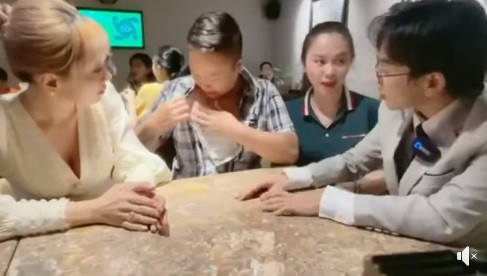 Hinh anh dau tien ve ba me 2 con o Can Tho sau khi chuyen gioi-Hinh-5