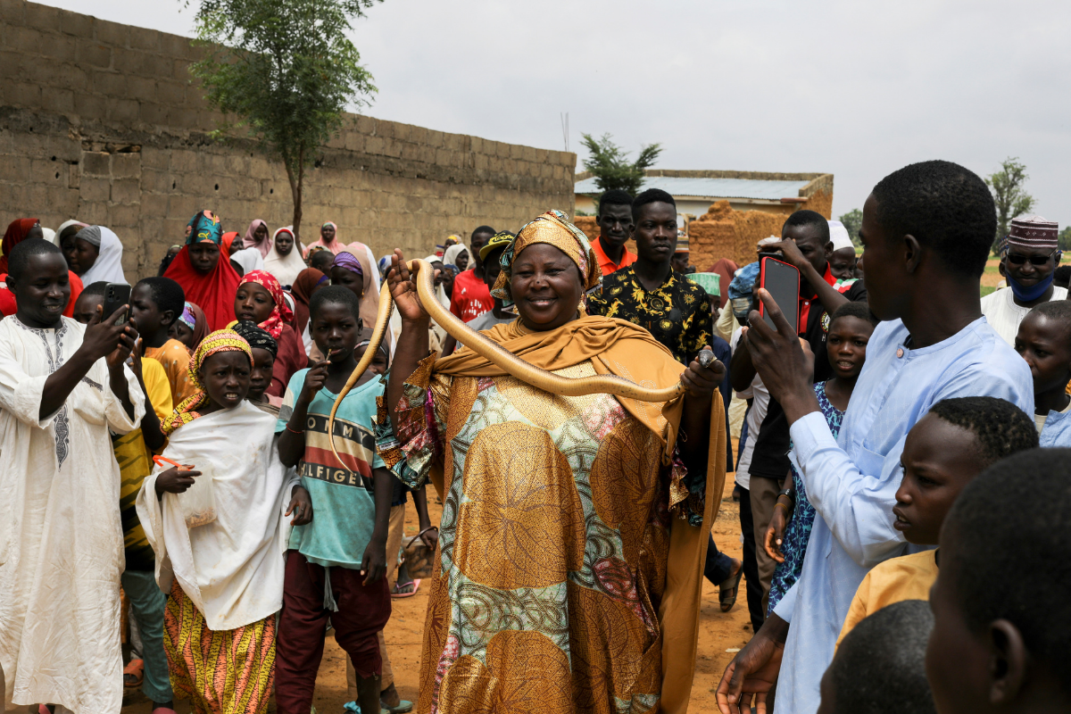 Tùy thuộc vào quy mô lễ hội hoặc sự kiện, anh thường kiếm được từ 8.000 đến 20.000 NGN (20 USD- 50 USD) cho mỗi lần đi diễn.