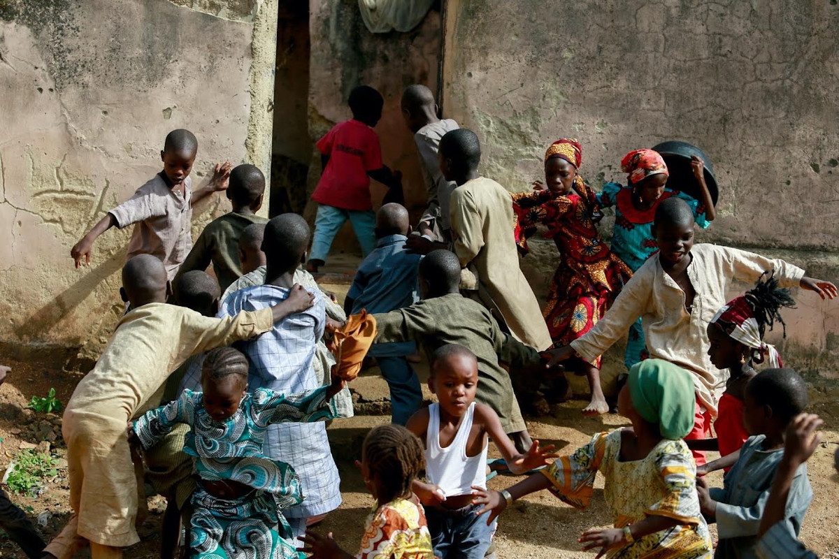 Khu nhà của Kawu thường xuyên thu hút lũ trẻ con tò mò muốn xem các con vật. Hàng xóm đôi khi còn cho con linh cẩu của anh ăn thịt dê. Kawu bán các phương thuốc làm từ phân, nước bọt hoặc lông linh cẩu. Anh nói chúng có thể giúp chữa một loạt bệnh, thậm chí là rèn giũa lại tính xấu của thanh thiếu niên.