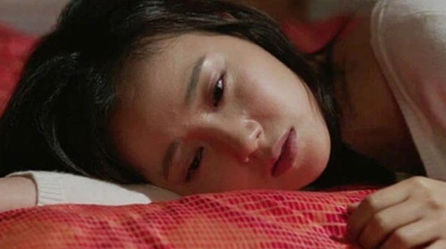 Di cong tac ve som, chong phat hien vat la o tu dau giuong-Hinh-2