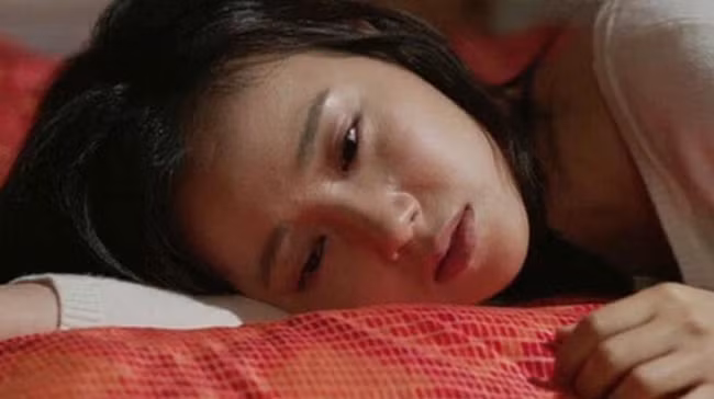 Di cong tac ve som, chong phat hien vat la o tu dau giuong-Hinh-2