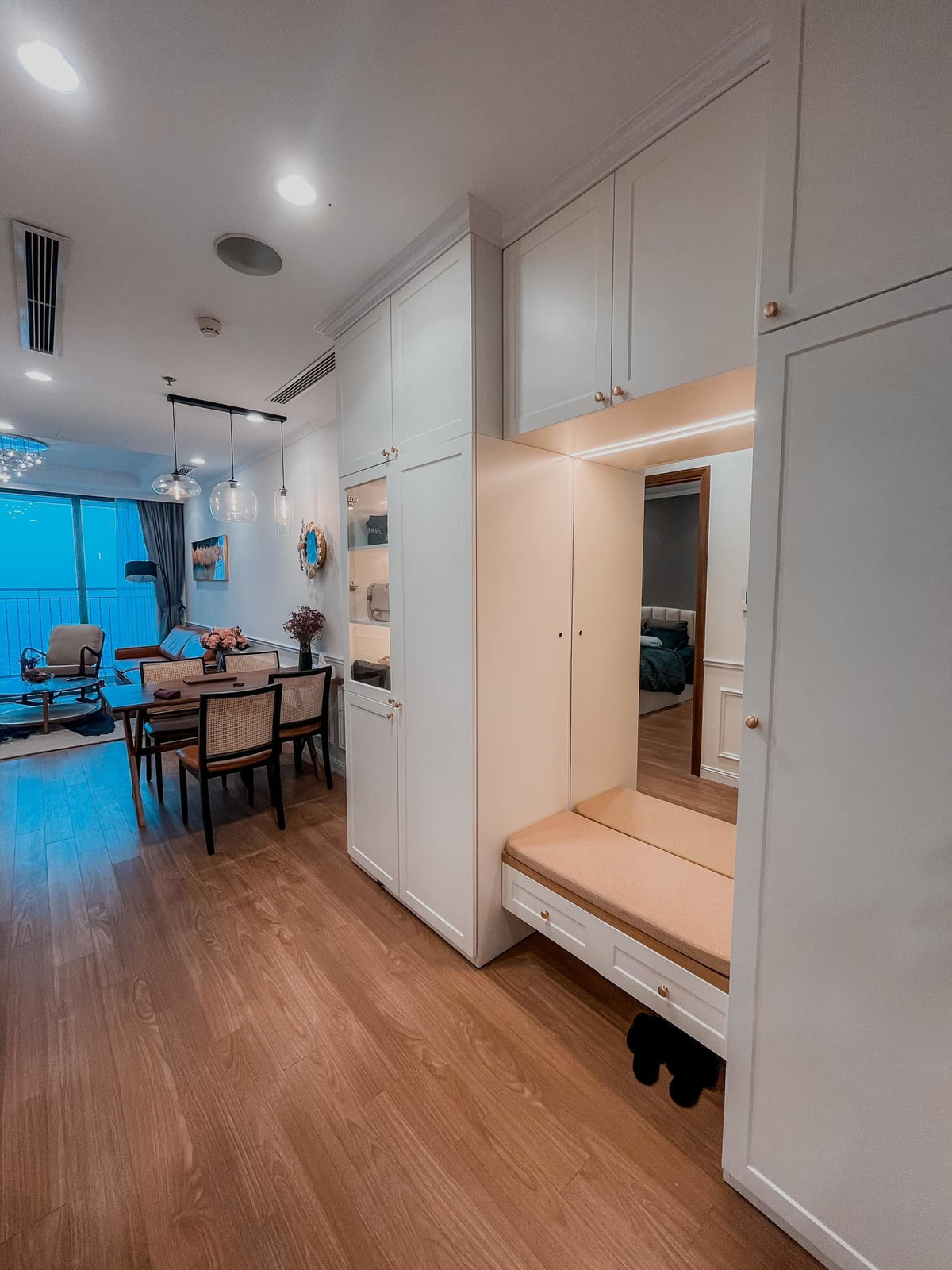 Tủ giày lớn có thể đựng được nhiều đồ kết hợp kệ trưng bày túi xách và gương soi to cho gia chủ chỉnh trang phục trước khi ra khỏi nhà.